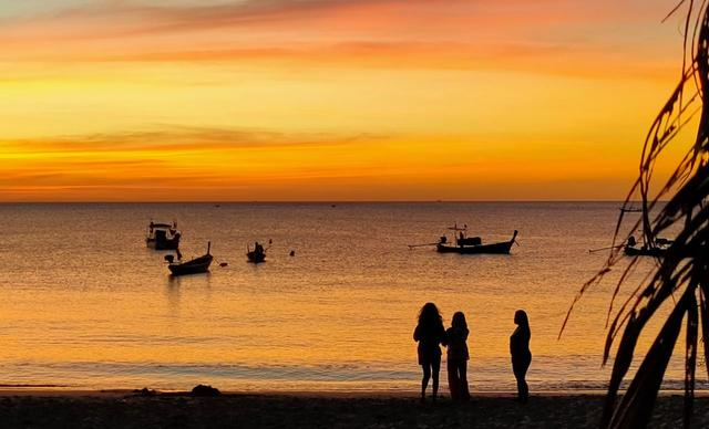 离岛将近两年后再次回岛，在海边，立波拍下落日余晖。受访者供图