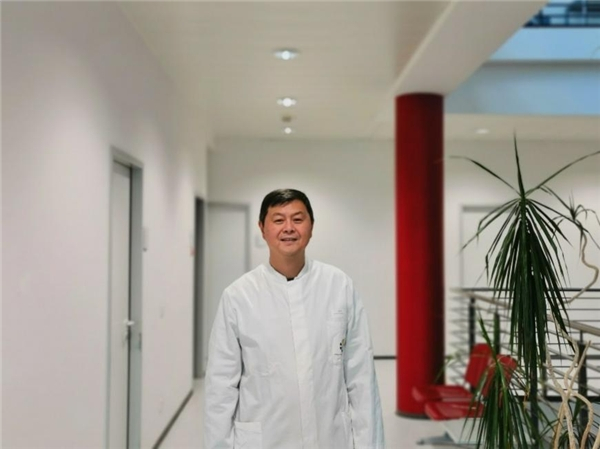 　　*德国埃森大学医学院病毒研究所教授、病毒学专家陆蒙吉