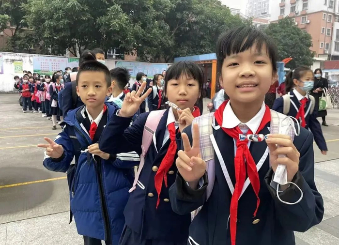 江海区天鹅湾小学学生一进校门就收到可爱的小白兔奶糖，寓意新的一年甜甜蜜蜜，开开心心。