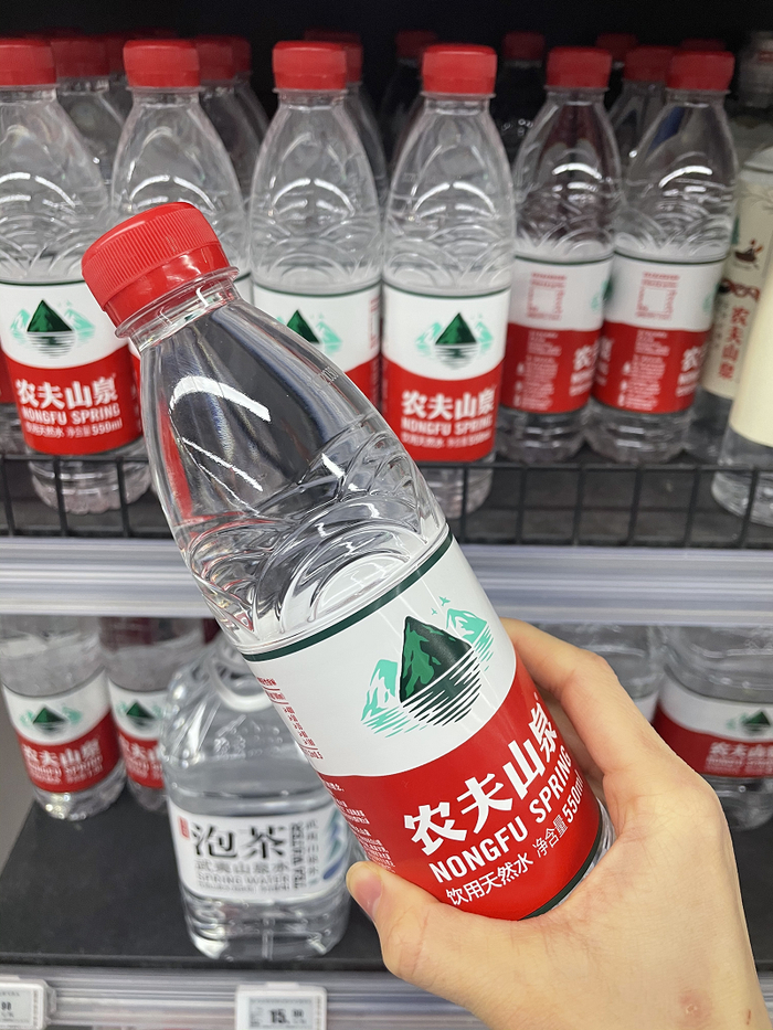 农夫山泉瓶装水。