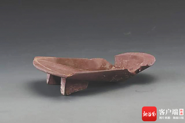 图为严公贶墓中出土的陶砚台。资料图