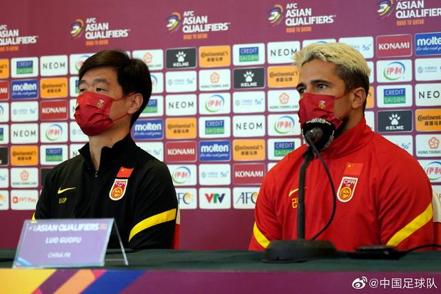 （中国男足国家队主帅和归化球员洛国富，图片源自中国足球队）