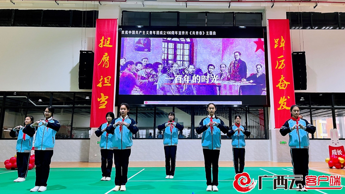 南宁市翠竹实验学校学生表演手语节目。 实习生 晋益佳 摄