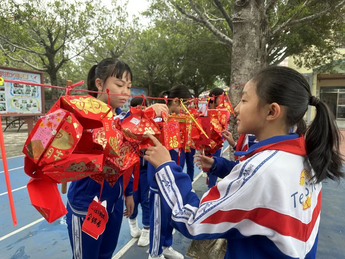 新会区大鳌镇特沙小学，跑道两旁挂满学生亲手制作的灯笼。