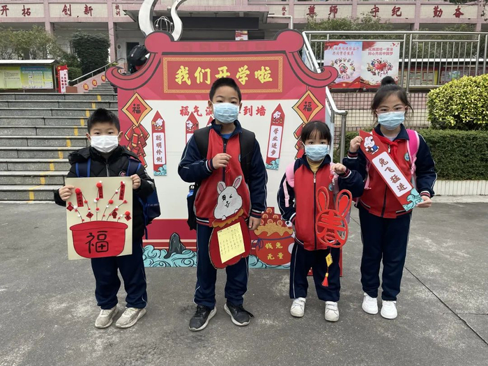 蓬江区杜阮镇龙岭小学给学生们准备了寓意美满的不同福签。
