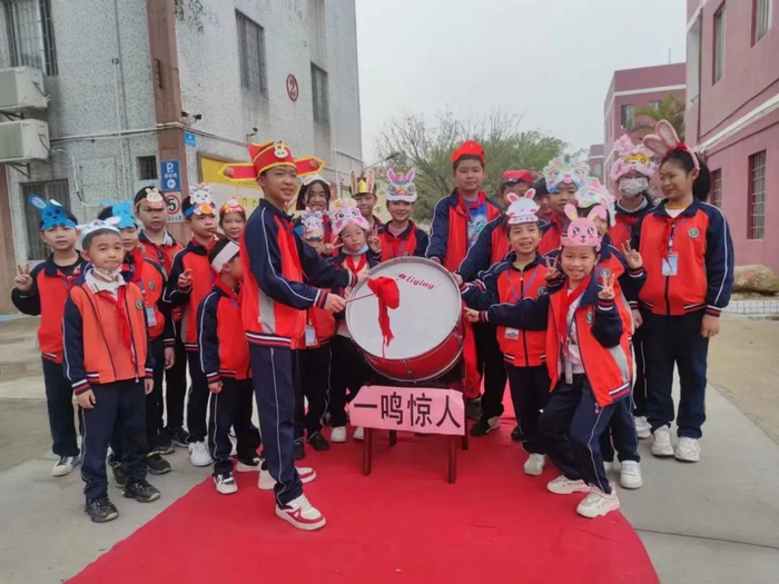 恩平市君堂镇中心小学举办活动欢迎学生回校。