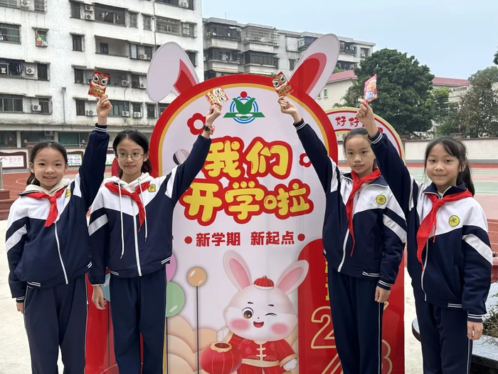 开平市侨园路小学的同学们欣喜地在拍照墙前拍照留念，喜迎开学第一天。