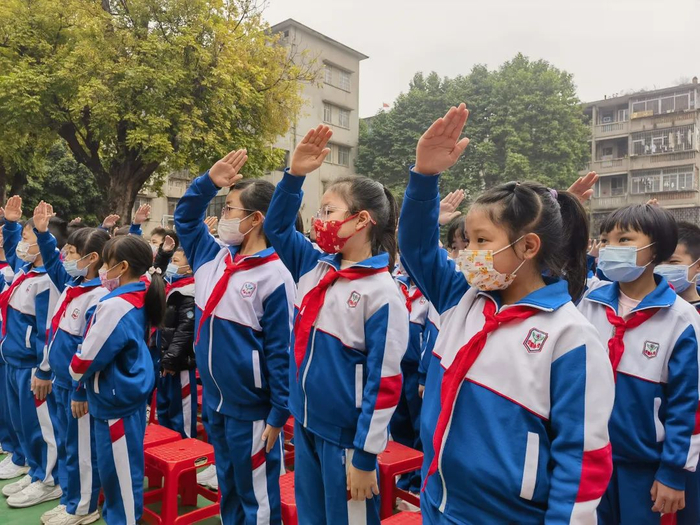 新会区实验小学全校师生齐聚学校操场，举行庄严的升旗仪式。