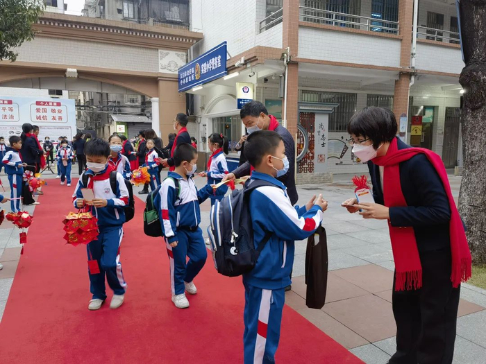 红地毯、大拱门，新会区实验小学的开学第一天仪式感满满。