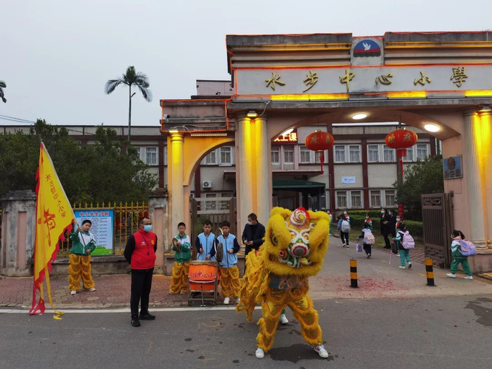 台山市水步中心小学大门有醒狮表演欢迎学生回到校园。