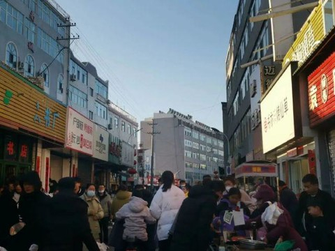 图/人头攒动的县镇开满连锁餐饮店来源/燃次元拍摄