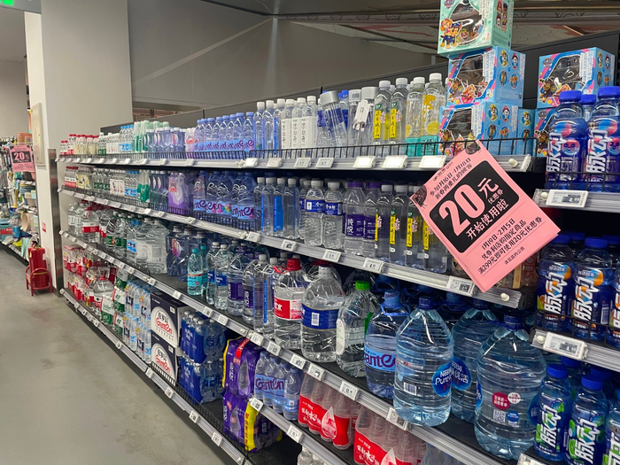 超市瓶装水产品。
