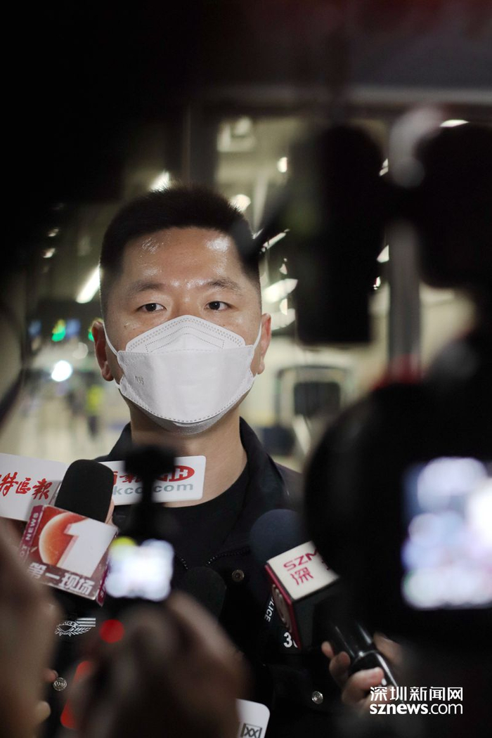 皇岗边检站边防检查处一级警长朱凯接受媒体采访。（张玲 摄）