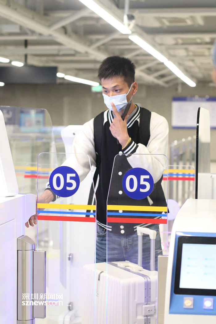 2月6日，皇岗口岸入境大厅，旅客通过快捷通道入境。（张玲 摄）