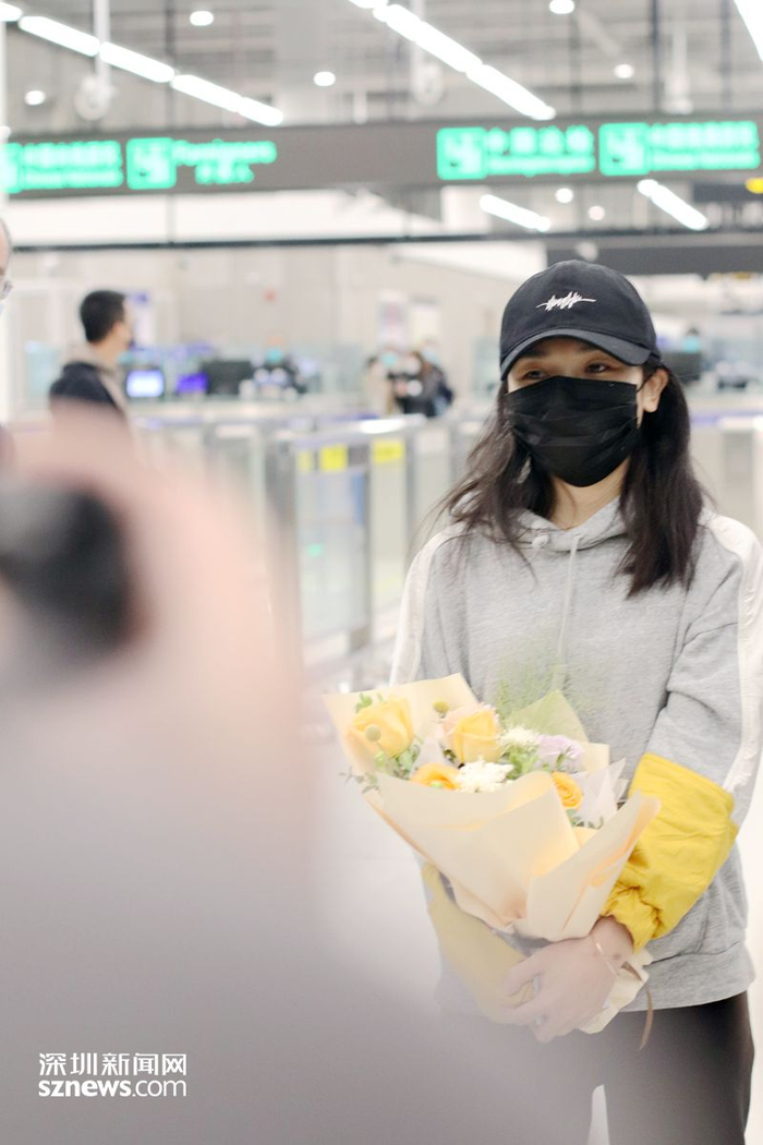 刘女士成为2月6日皇岗口岸首位入境旅客。（张玲 摄）