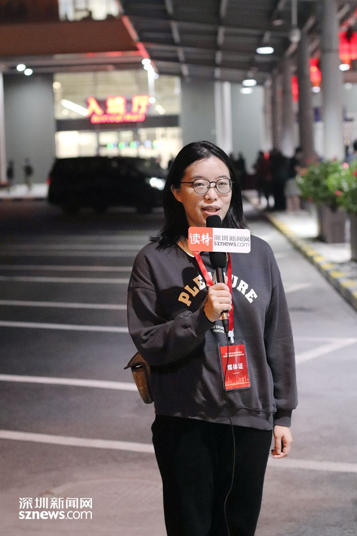 深圳新闻网记者赵文硕在皇岗口岸报道。（张玲 摄）