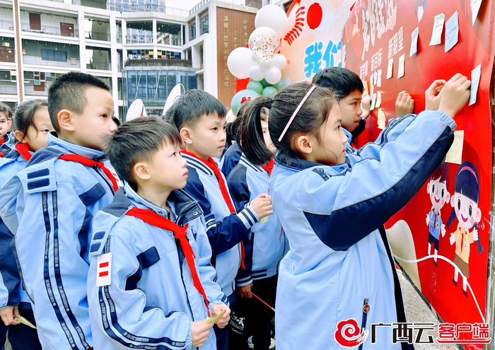 南宁市明天学校学子在“展望墙”写下心中愿想。 南宁市明天学校供图