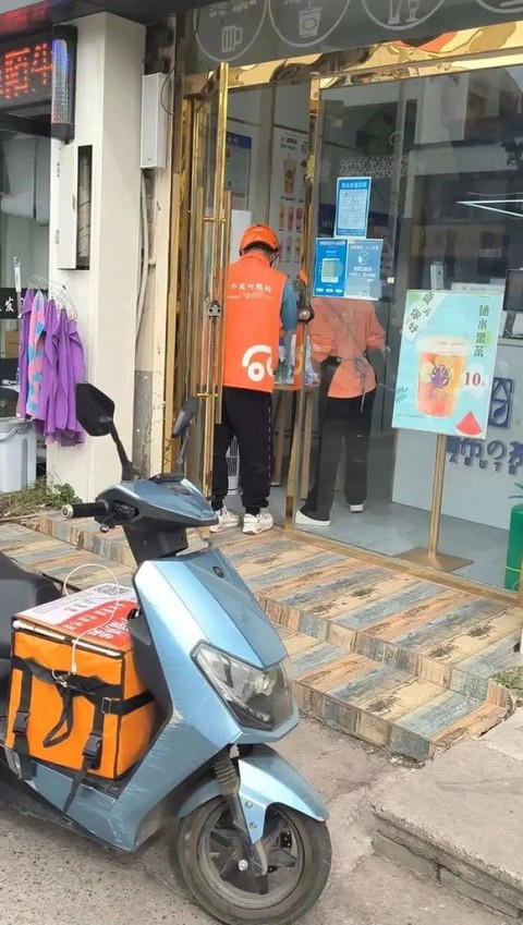 图/乡镇本地外卖员们来源/魏通提供