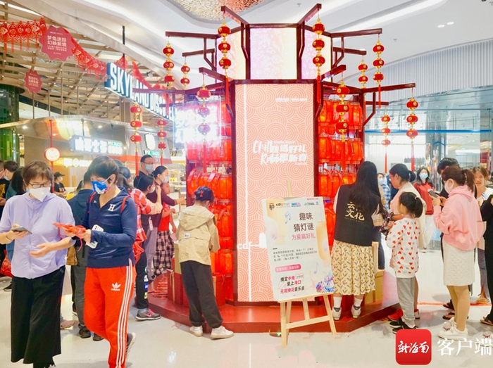 　　猜灯谜。cdf海口国际免税城供图