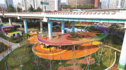内环漕溪北路立交桥下，名为“乐汇小游园”的口袋公园2月5日正式开园。（受访者供图）