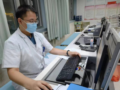 张宁在医院实习 受访者供图