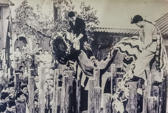 　　↑20世纪40至60年代期间，香港拍摄的黄飞鸿系列电影当中的醒狮元素（剧照翻拍，2023年1月12日摄）。