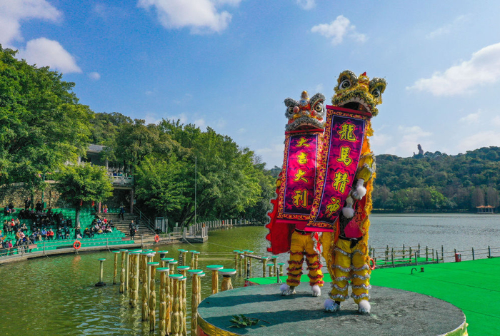 　　↑2023年1月24日，春节期间，在南海西樵山，狮团展示贺新春的条幅。