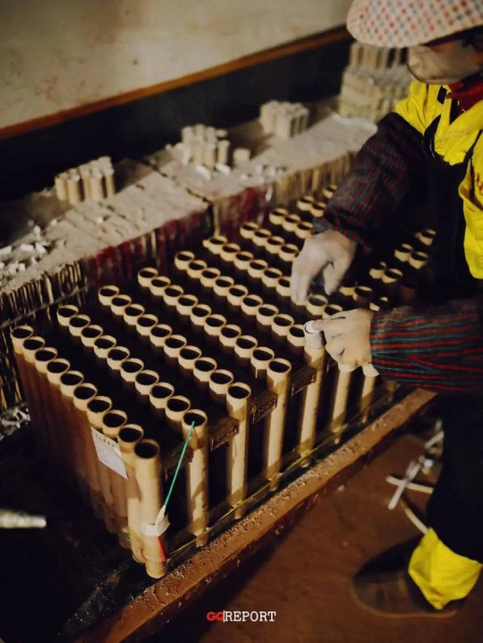 装药工序上，一间厂房，一个工人操作