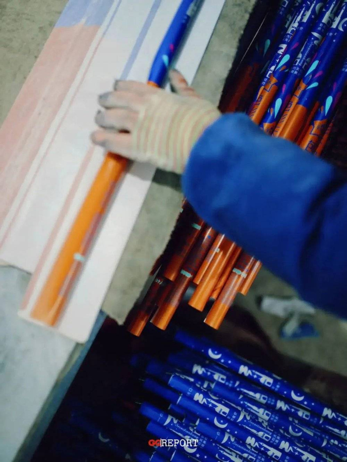 包装工序，工人在加班加点