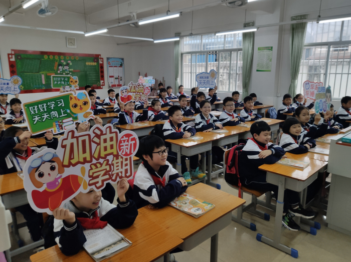 开平市长沙澄江小学各教室用标语迎接学生返校。