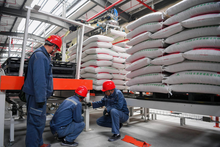 安顺市郊供电局工作人员在企业现场开展勘察，及时消除安全隐患，确保企业复工生产用电安全稳定