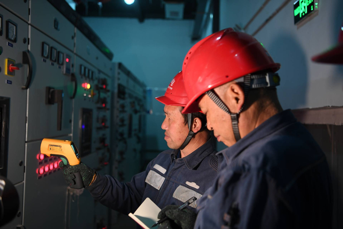 安顺市郊供电局工作人员通过计量自动化系统，对该企业终端进行实时监测分析，及时消除安全隐患