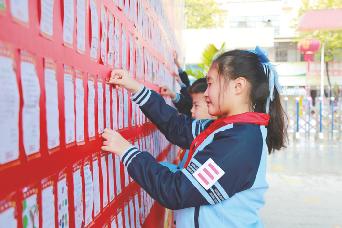     ▲星湖小学学生把新年梦想贴到梦想墙上
