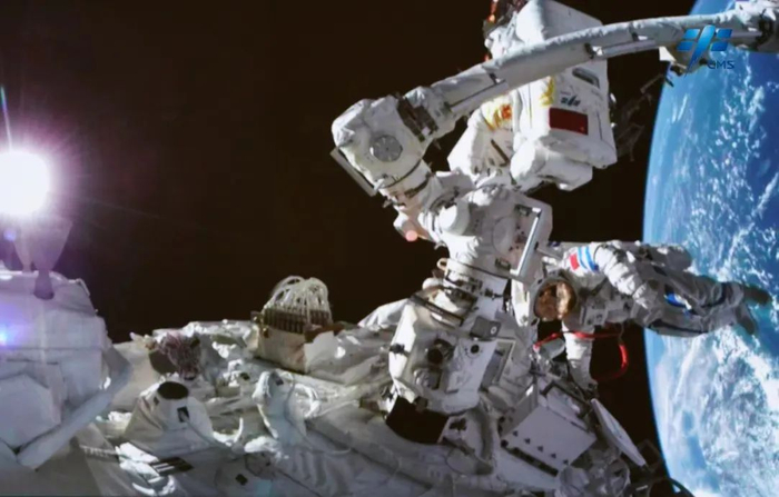 　　神舟十四号航天员出舱活动