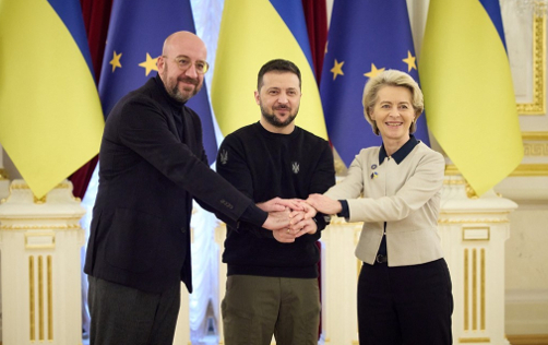 　△ 乌克兰总统泽连斯基（中）在基辅与欧盟领导人举行会晤（图自网络）