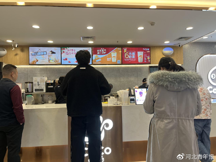 奶茶店大家在等待新年的第一杯“甜蜜”。摄/河北青年报记者刘山杉