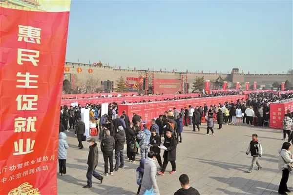 招聘会现场人头攒动。记者 冀古陶 摄