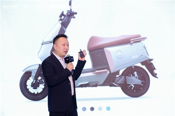 　　图:爱玛科技集团产品策划总监林瀚资发布爱玛指挥官2023