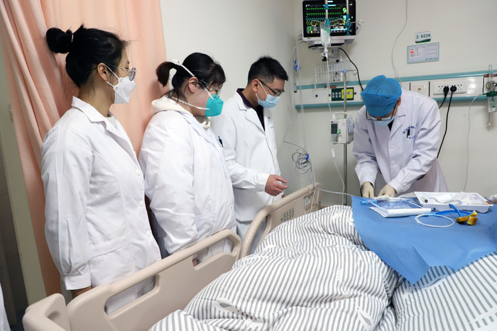 厦门医学院学生在厦门市第二医院和医生一起诊治病人。记者 熊杰 摄