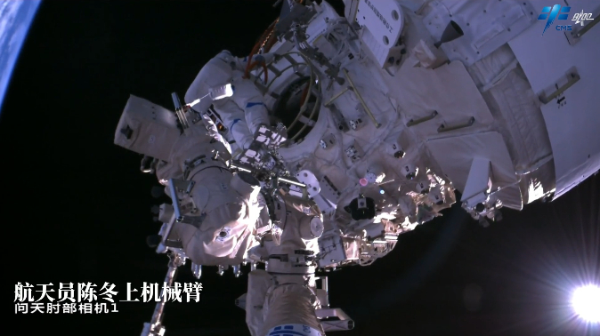 　　航天员陈冬上机械臂