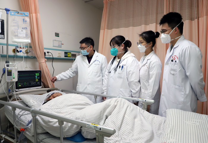 厦门医学院学生在厦门市第二医院和医生一起诊治病人。记者 熊杰 摄