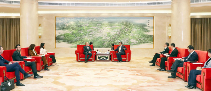 1月30日，皮诺一行与成都市相关领导深入交流 图片来源：蓉城政事