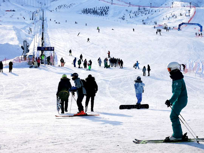 雪友在阿勒泰市将军山国际滑雪度假区滑雪。经济日报记者　马呈忠摄