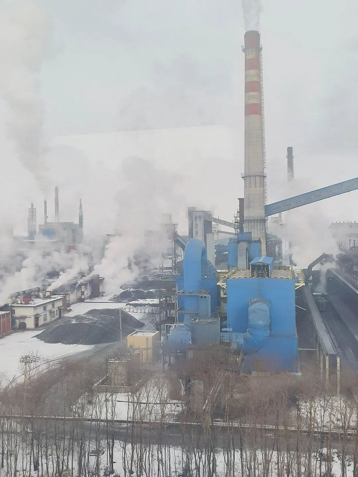 ▲ 进入鹤岗市沿途的工业基地。