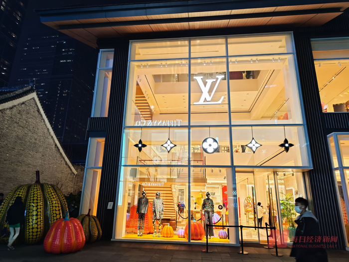 2月7日晚7时许，每经记者实地走访成都IFS、远洋太古里的LV门店看到，店外已无需排队 图片来源:每经记者 杜蔚 摄