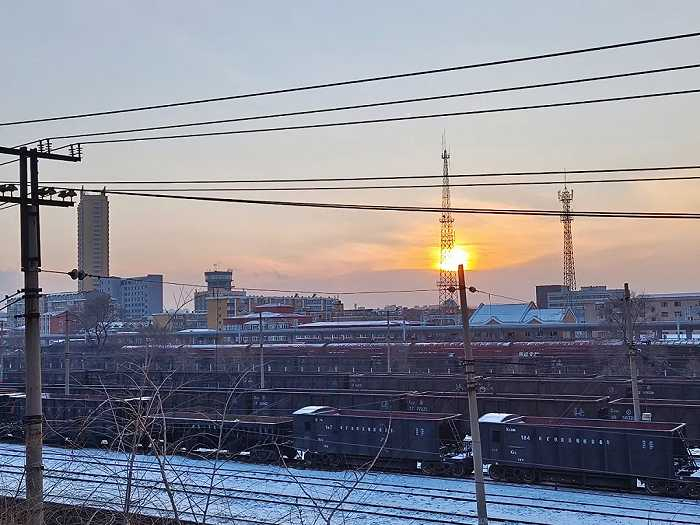 ▲ 贯穿鹤岗的铁路线。