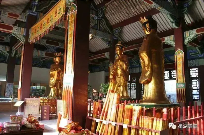 图丨肇庆七星岩水月宫大殿内铸有摩利支天菩萨偕二天女铜像，金身巍然，赤足鼎立。图源 星湖美美（资料图）