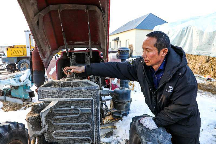 日前，邱书学在检修拖拉机，及早拉运农资，为大豆春播做准备。 杨俊钦 摄