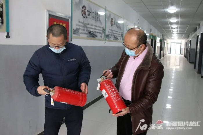 2月6日，和田市第五中学教职工在教学楼检查灭火器。景中志摄