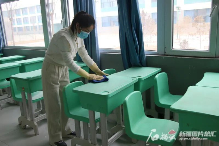 2月6日，和田市第五中学教师在擦拭学生的桌椅。景中志摄